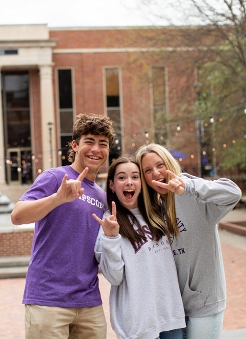 Lipscomb students giving the "horns up" to welcome new students