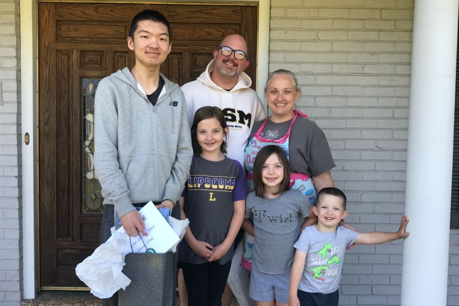 Class of 2020 graduate Jiaqing Yan from Jinan, China, with his host family