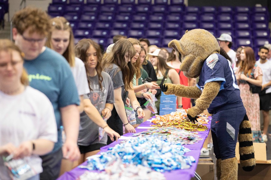 Students pack service bags with T-Rac, the Titans mascot
