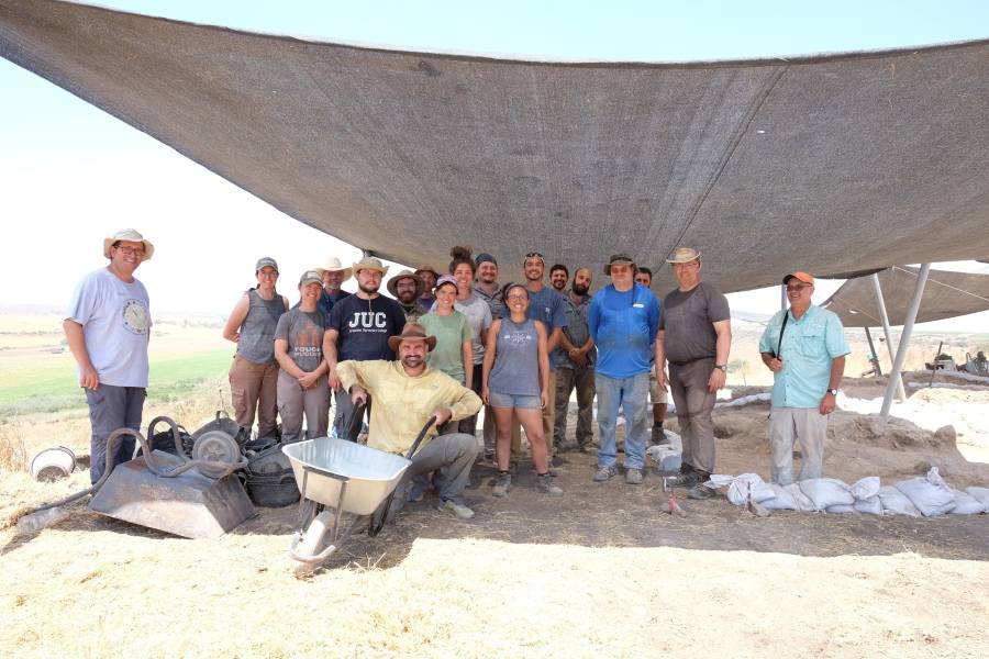 Group of students and faculty at the Tel Burna dig site. 