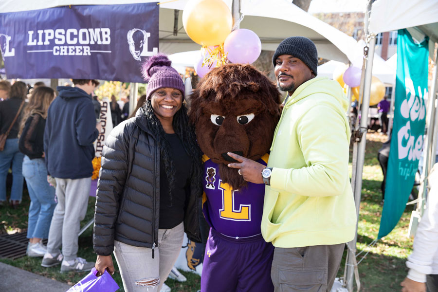 Photo of couple at Bisons Square Fair during Bisons Weekend.