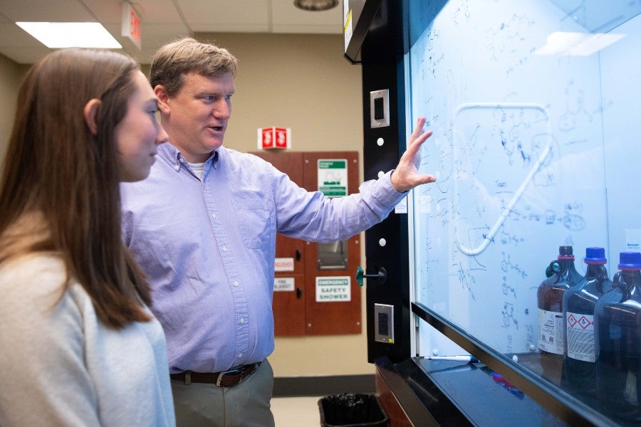 Chemistry professor works one-on-one with students