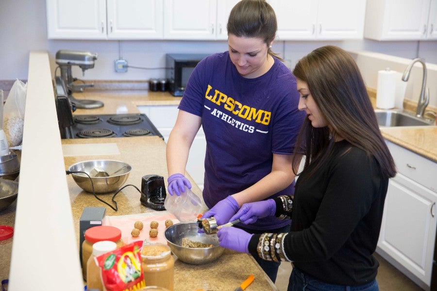 Lee Stowers preparing protein snacks as a student intern at Lipscomb