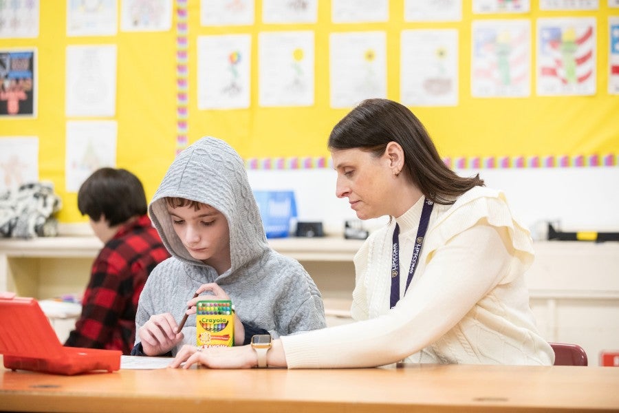 Courtney Reed-Myers working with a student at Warren County Middle School