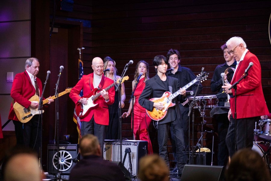 The 50th reunion performance of Delta NaNaNa alumni and current students