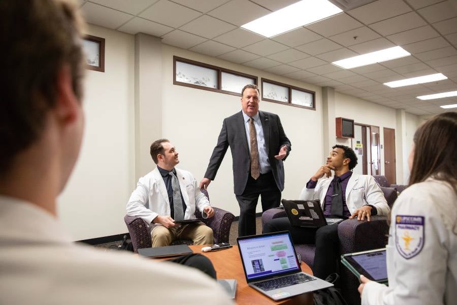 Dean Tom Campbell talking to pharmacy students. 