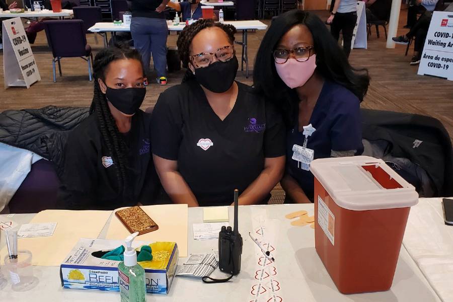 Three Lipscomb student pharmacists at clinic
