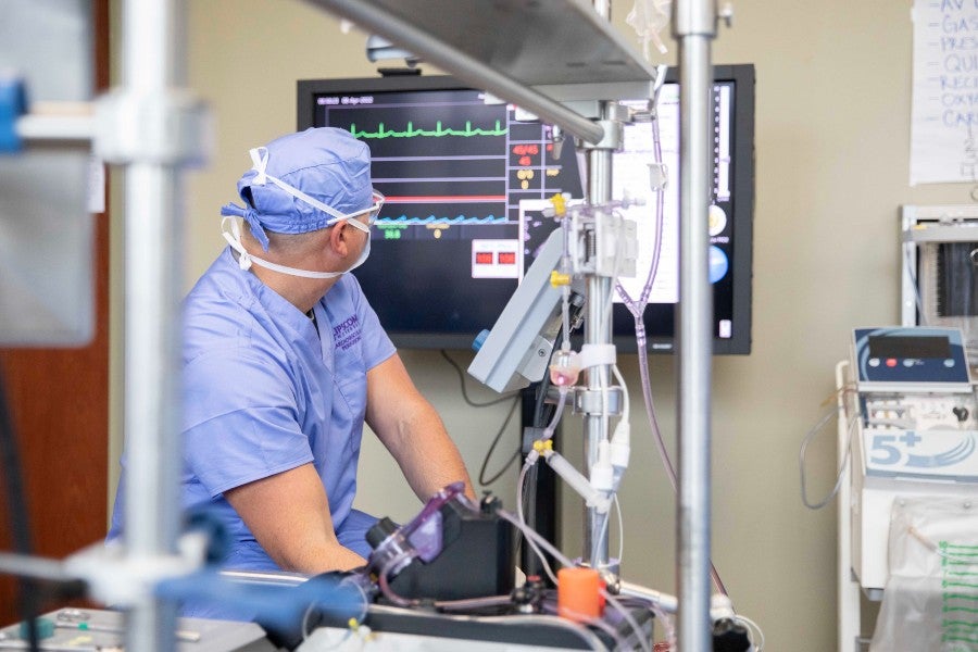 A perfusion student working in Lipscomb's simulation lab