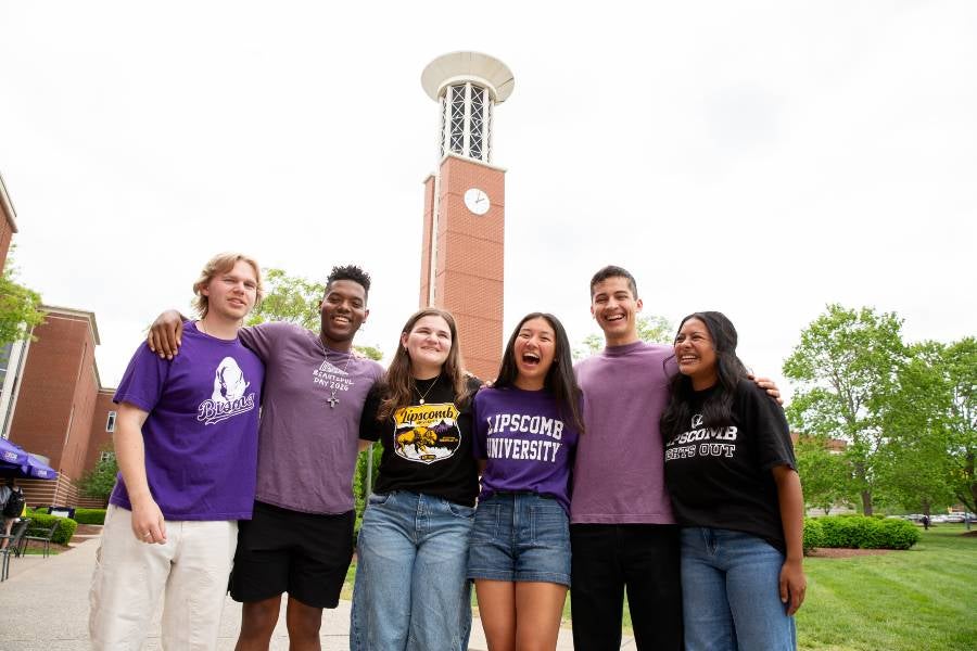 Group of Lipscomb students standing in front of Allen Bell Tower
