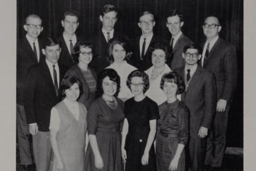 Group photo of David Lipscomb College standing together posing for a photo