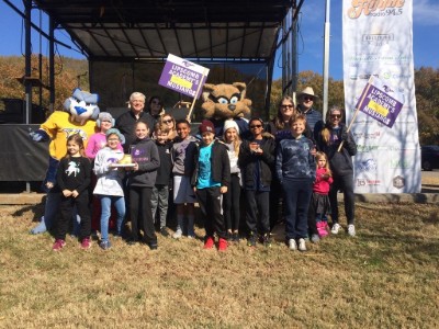 Students with Nashville Predators mascot. 