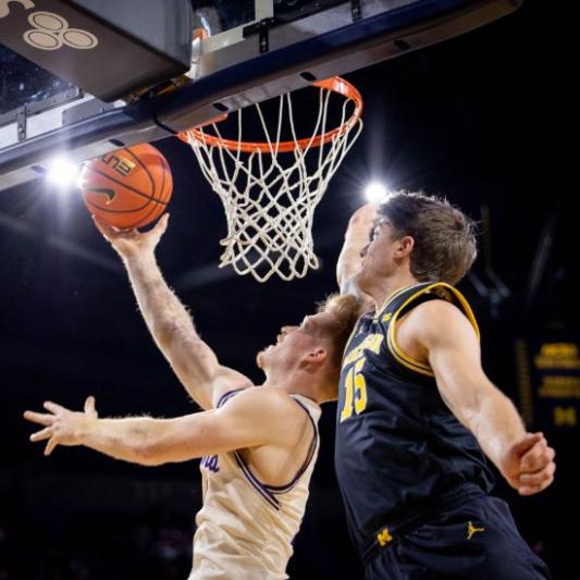 2 basketball players at the goal