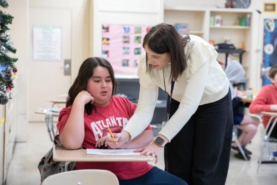 Courtney Reed-Myers working with a Warren County Middle School student