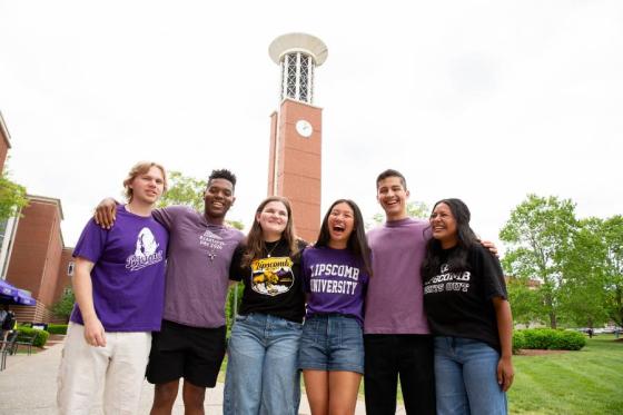 Group of Lipscomb students standing in front of Allen Bell Tower